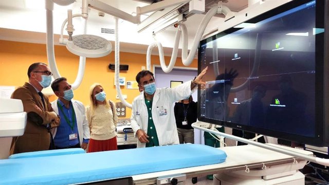 El consejero de Salud visita la sala de hemodinámica de Cabueñes