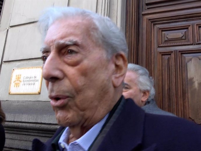 MARIO VARGAS LLOSA SALE DE SU DOMICILIO