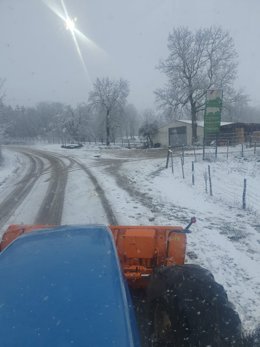 Equipo de quitanieves trabajando en Pazuengos (La Rioja)