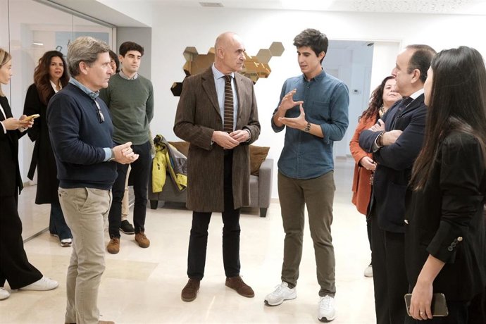 El alcalde de Sevilla, Antonio Muñoz, en su visita a la aceleradora sevillana de startups espacio_RES