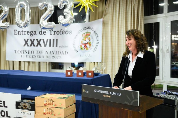 La alcaldesa de Almería, María del Mar Vázquez, en la gala de clausura del 38 Trofeo de Navidad de Fúbol Veterano