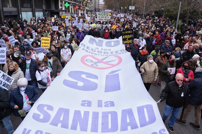 Numerosas personas marchan en una manifestación por la mejora de la Sanidad Pública desde el Ministerio de Sanidad hasta el Museo Reina Sofía, a 15 de enero de 2023, en Madrid (España). La Mesa en Defensa de la Sanidad Pública en Madrid (MEDSAP) ha conv