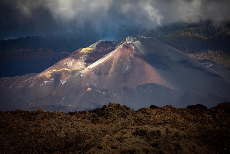 Archivo - Vistas del volcán Tajogaite desde la carretera sobre la colada LP213, a 14 de septiembre de 2022, en Los Llanos de Aridane, La Palma