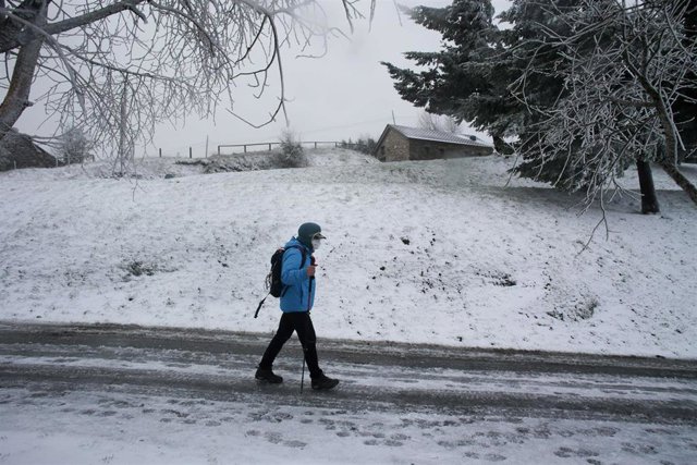 Una persona camina con bastones y ropa de abrigo en la parroquia de O Cebreiro, a 15 de enero de 2023, en Pedrafita do Cebreiro, Lugo, Galicia, (España). 
