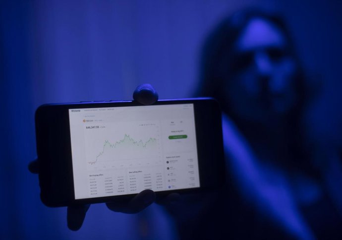 Archivo - Una internauta utiliza una web para invertir en criptomonedas