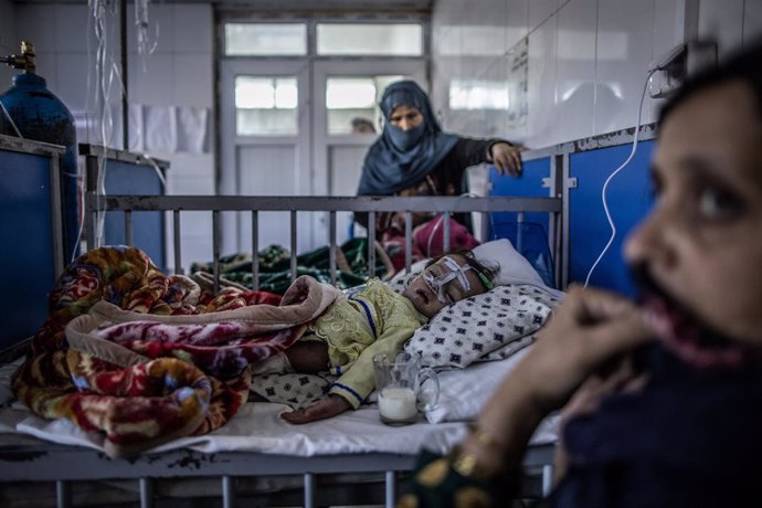Archivo - 14 November 2022, Afghanistan, Kabul: Afghan mothers tend to their infants in a ward for severe malnutrition in a hospital in Kabul. According to "Save the Children," the number of dangerously malnourished children in Afghanistan has increased