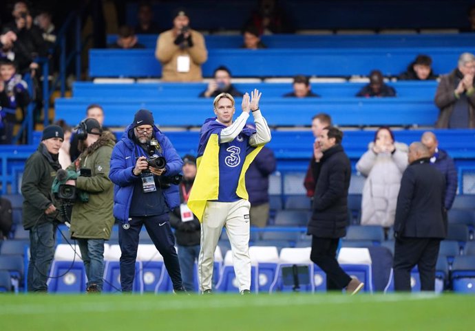 15 January 2023, United Kingdom, London: Chelsea new signing Mykhailo Mudryk (C)stands on the pitch at the half time of the English Premier League soccer match between FC Chelsea and Crystal Palace at Stamford Bridge. Chelsea have completed the signing