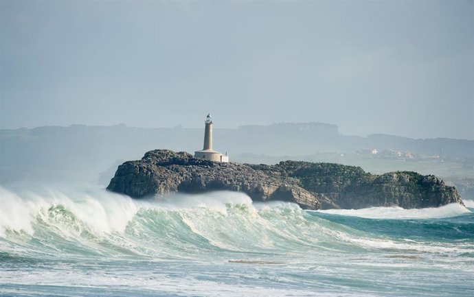 Archivo - Fuerte oleaje en Santander. Imagen de archivo