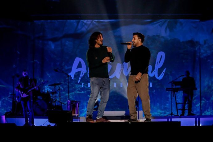 El cantante del grupo musical Funambulista, Diego Cantero (d), junto al músico Andres Súarez, durante un ensayo previo a su concierto de esta noche, a 15 de enero de 2023, en Madrid (España). 
