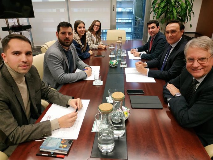 Las Juventudes Socialistas de Andalucía (JSA) con el consejero de Universidad, Investigación e Innovación, José Carlos Villamandos