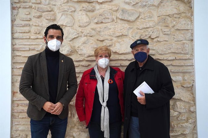 Archivo - Nassio Bayarri (derecha), junto con el alcalde Sagredo y  Maruja Badia