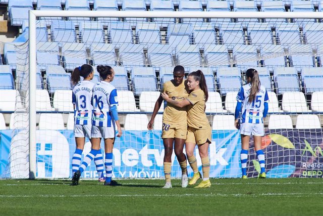 Asiat Oshoala celebra con Claudia Pina uno de sus goles en el Sporting Huelva-FC Barcelona de la Liga F 2022-2023