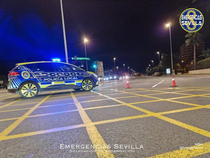 Vehículo de la Policía Local cortando el tráfico en la zona de la Ronda Urbana Norte donde un peatón ha sido atropellado mortalmente este domingo