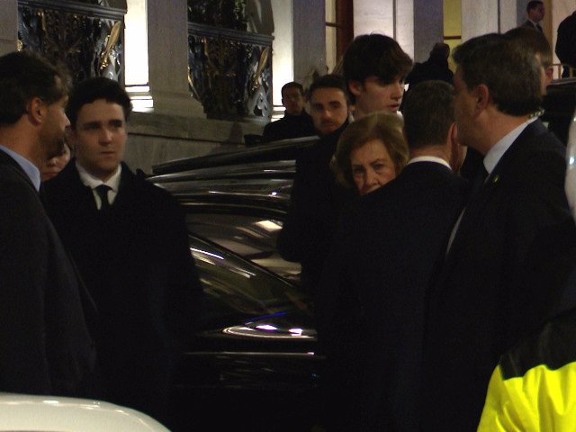 Don Juan Carlos de Borbón y la Reina Sofía llegando a la cena familiar de atenas acompañados por sus hijas y sus nietos