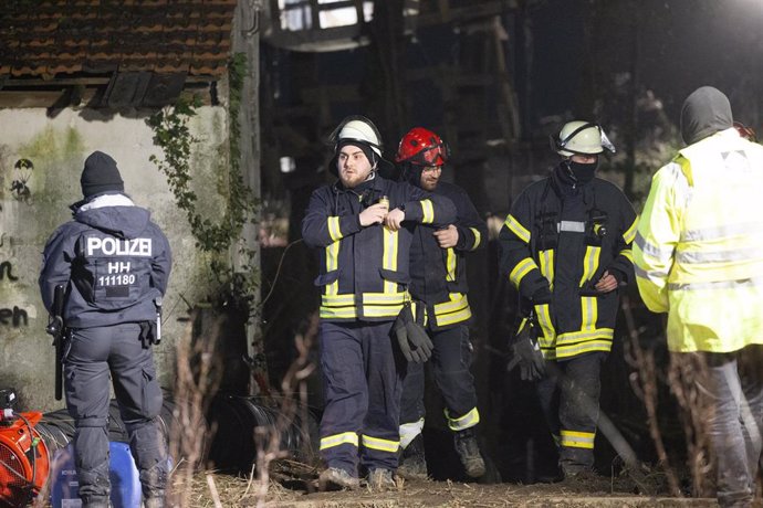 Los bomberos salen del edificio donde dos activistas se han atrincherado en un túnel en el pueblo lignitero de Luetzerath.