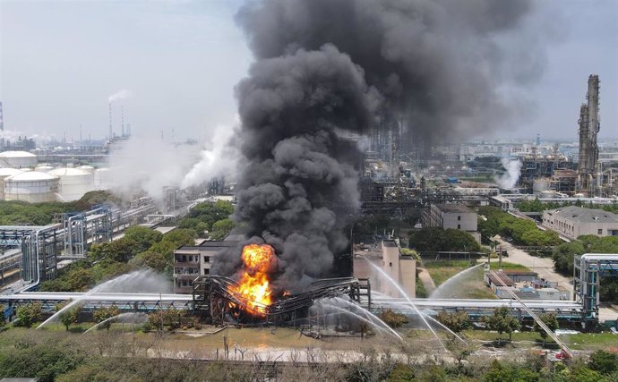 Archivo - Fotografía aérea tomada el 18 de junio de 2022 que muestra a los bomberos trabajando en el lugar del incendio en la planta de etilenglicol del departamento químico de Sinopec Shanghai Petrochemical Co., Ltd. en el distrito de Jinshan, en el es
