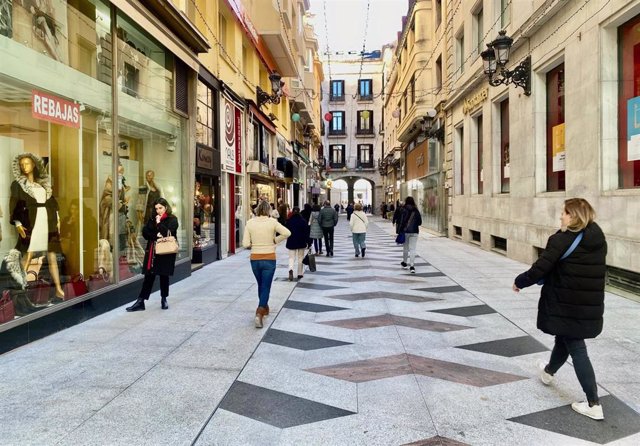 Gente paseando por Santander