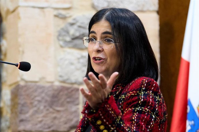 La ministra de Sanidad, Carolina Darias, interviene en el acto de entrega de la Cruz de la Orden Civil de Sanidad a la coordinadora de Enfermería de la Zona de Salud de Liébana, Aurora Aguilar, a 10 de enero de 2022, en La Hermida, Cantabria (España).