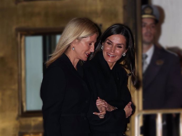 La Reina Letizia y Marie Chantal Miller salen del restaurante donde se ha celebrado una cena
