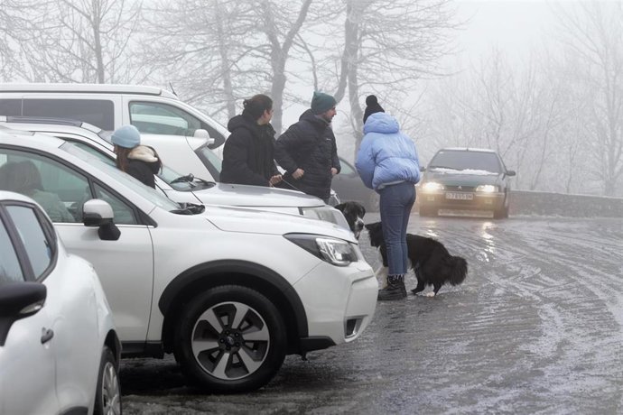 Varias personas llegan a la parroquia de O Cebreiro para disfrutar de la nieve, a 15 de enero de 2023, en Pedrafita do Cebreiro.