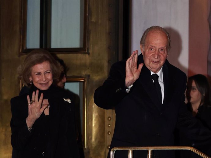 La Reina Doña Sofía y el Rey Don Juan Carlos de Borbón salen del restaurante donde se ha celebrado una cena