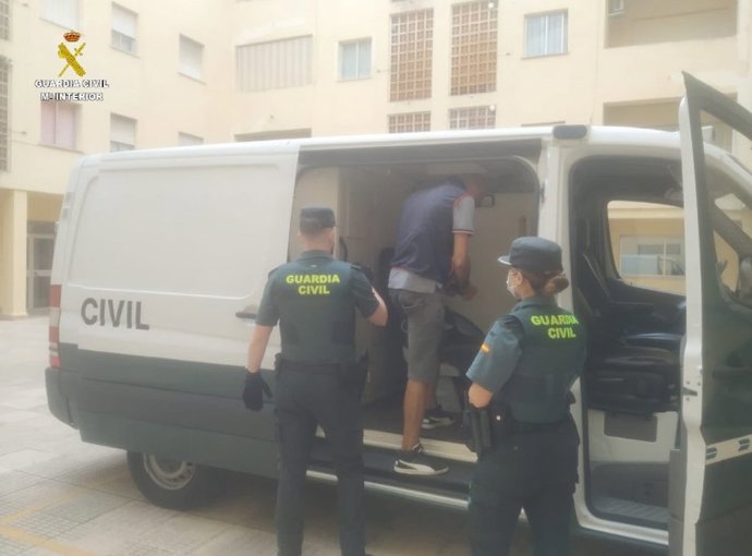 Uno de los detenidos en la operación