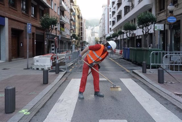 Archivo - Un operario trabaja en la obra de una calle cerca del Museo Guggenheim, en Bilbao (País Vasco, España), a 14 de abril de 2020.