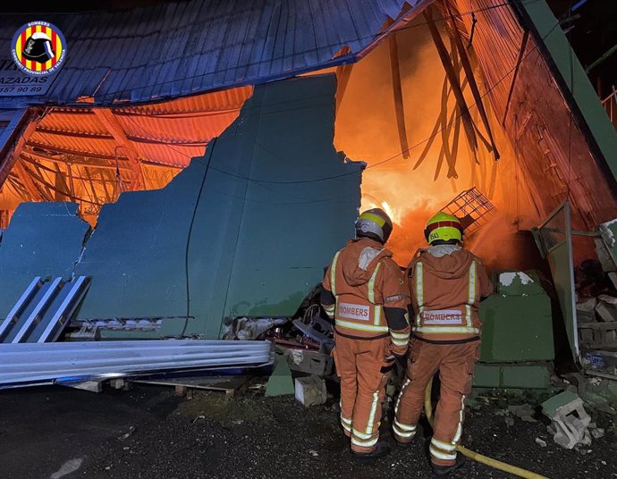 Bomberos Trabajan En La Extinción De Un Incendio Declarado En Una Nave De Quart De Poblet 2514