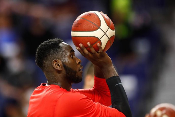 Archivo - El jugador español Usman Garuba, en un calentamiento con la seleccón. 