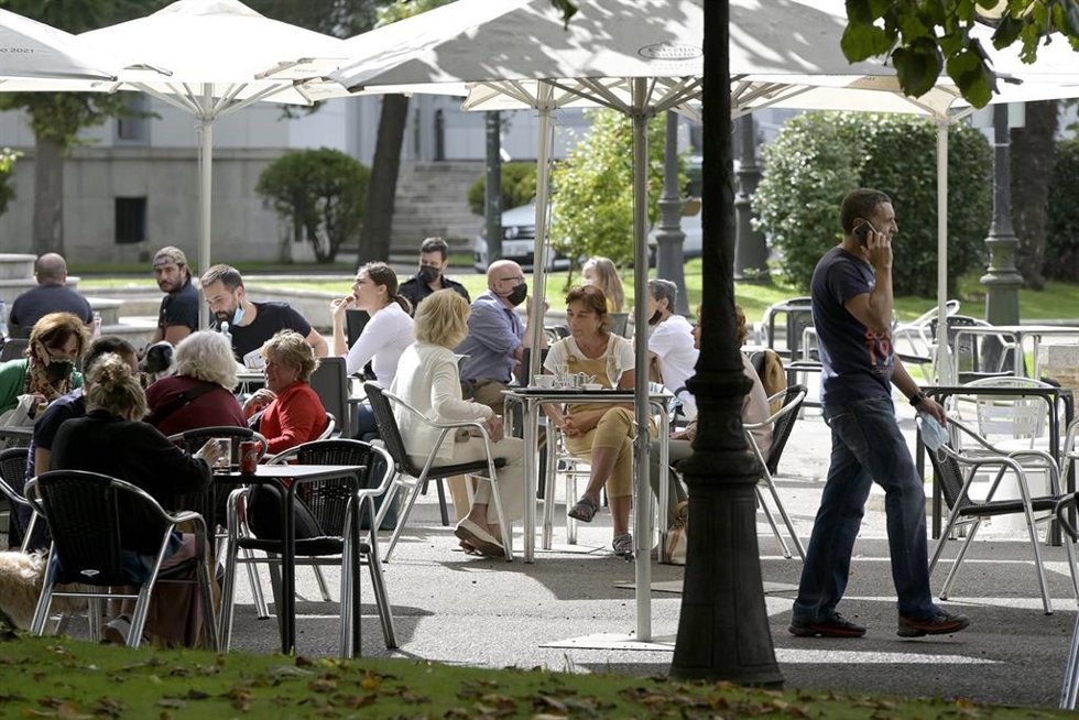 Archivo - Varias personas en la terraza de un bar, a 18 de septiembre de 2021, en A Coruña, Galicia.