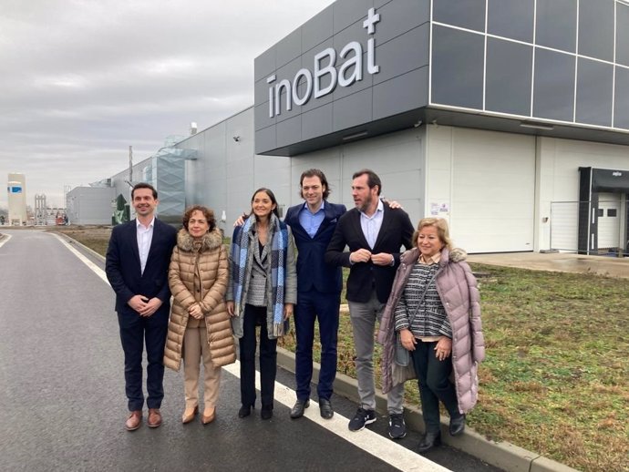 La minista de Industria, Comercio y Turismo, Reyes Maroto, se reúne con la cúpula directiva de Inobat Auto para impulsar la planta de baterías en Valladolid.