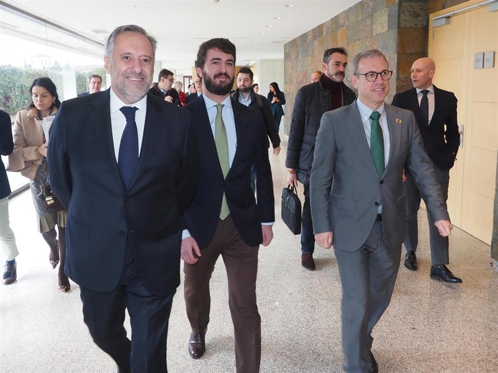 Vicepresidente de la Junta, Juan García-Gallardo, junto al consejero de Empleo, Mariano Veganzones, y el presidente de las Cortes, Carlos Pollán, todos de Vox.