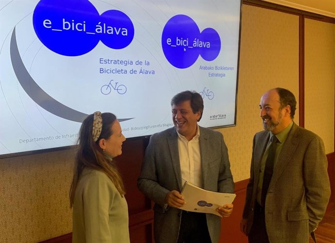 El diputado foral de Infraestructuras Viarias y Movilidad, Carlos Ibarlucea, ha presentado este lunes la Estrategia de la Bicicleta de Álava en las Juntas Generales