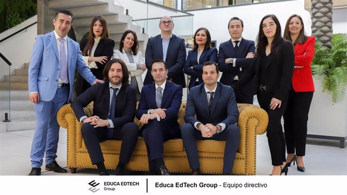 El consejero delegado de Educa EdTech Group, Jesús Moreno, en el centro del sofá con el director de Operaciones, Rafael García-Parrado, a su izquierda y el director Financiero, Jaime Ávila, a su derecha, rodeados del resto del equipo directivo del grupo