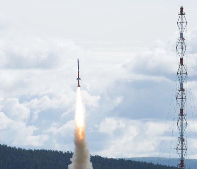 Lanzamiento del cohete que transporta el módulo experimental para realizar experimentos en microgravedad.