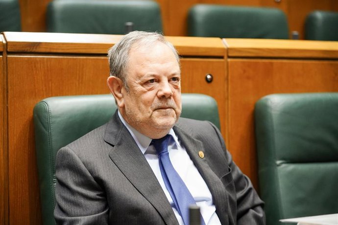 Archivo - El consejero de Economía y Hacienda, Pedro Azpiazu, en el Parlamento vasco en Vitoria