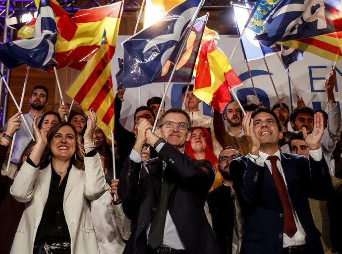 Archivo - (I-D) La síndica del PP en Les Corts, María José Catalá; el presidente del PP en la Comunidad Valenciana, Carlos Mazón y el presidente del Partido Popular, Alberto Núñez Feijóo, son aplaudidos a su llegada al acto 'En defensa de un gran país'