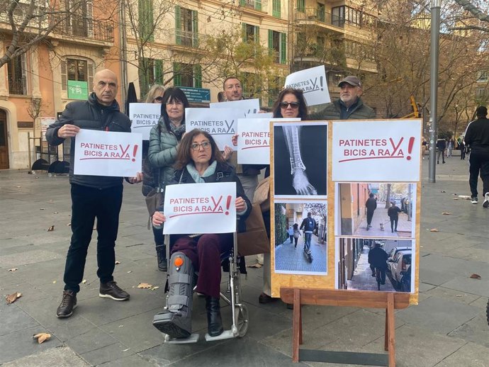 Presentan una campaña para pedir que los patinetes y las bicis no circulen por las aceras de Palma