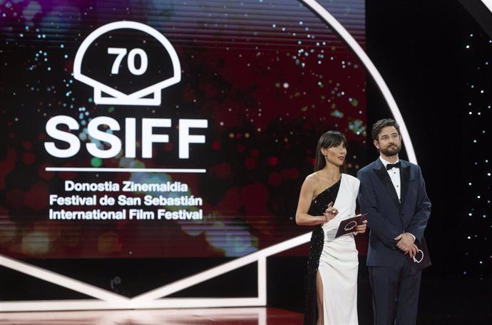 Archivo - El actor Gorka Otxoa y la actriz  Bárbara Goenaga presentan la Gala de clausura del Festival de Cine de cine de San Sebastián, a 24 de septiembre de 2022