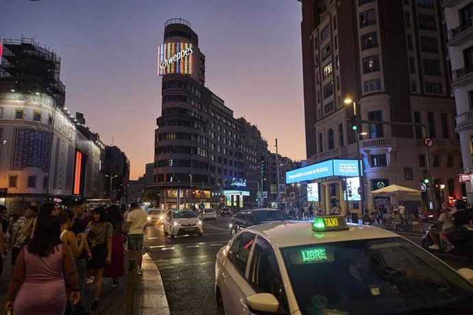 Archivo - El neón de Schweppes iluminado en el número 41 de Gran Vía.