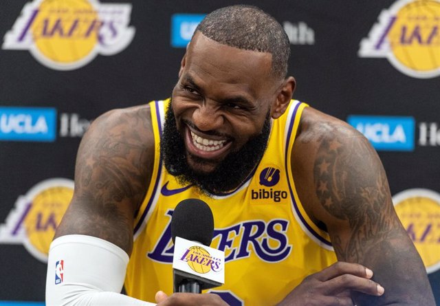 Archivo - 26 September 2022, US, Los Angeles: Lakers' LeBron James speaks during a press conference as part of their preparation for the upcoming NBA season. Photo: Maximilian Haupt/dpa