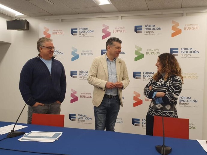 El vicealcalde de Burgos, Vicente marañón, junto a Agustín Delgado y Almudena López, representantes de Amania Films