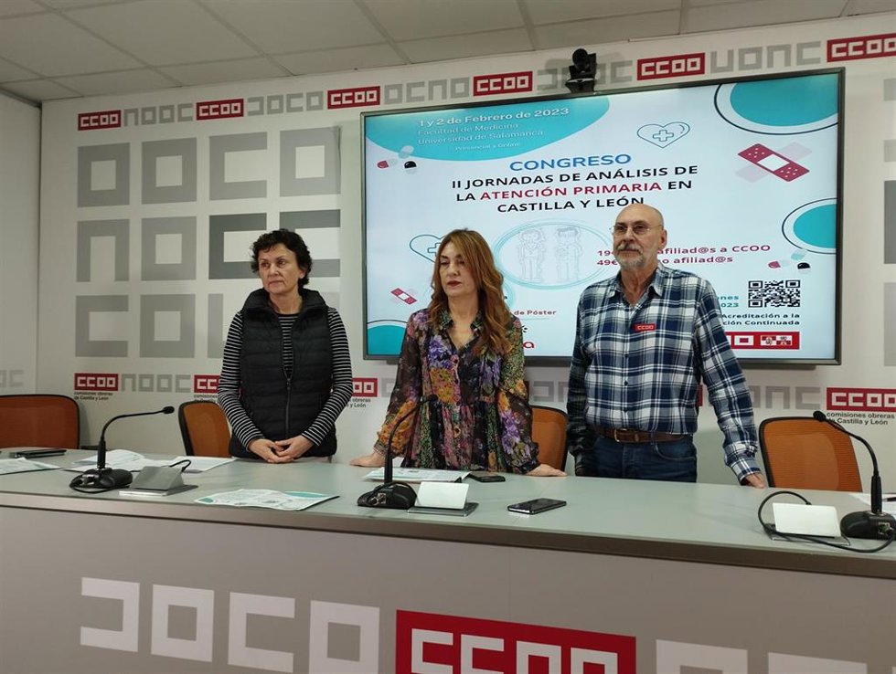 Ana Rosa Rivas, en el centro, junto con Marisa Fiz y Salvador Escribano.