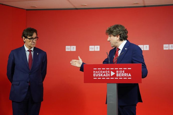 El secretario general del PSE-EE, Eneko Andueza, y el líder del PSC, Salvador Illa, durante una rueda de prensa en BIlbao