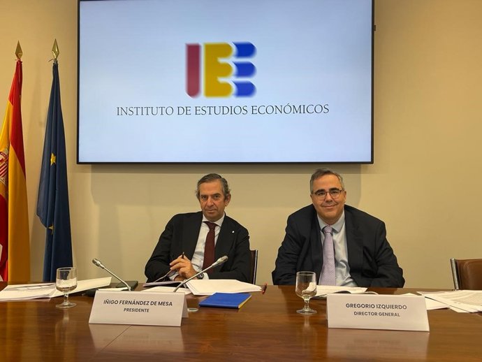 El presidente del Instituto de Estudios Económicos, Íñigo Fernández de Mesa, y su director general, Gregorio Izquierdo