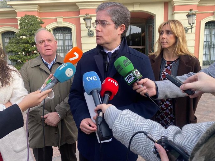 El concejal del PP, Jesús Pacheco, atiende a los medios de comunicación