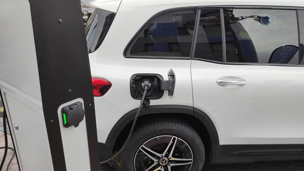 Archivo - Vehículo eléctrico, carga eléctrica, movilidad