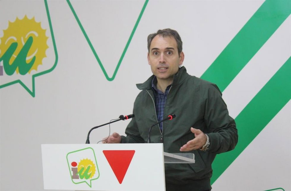 El coordinador general de IU Andalucía, Toni Valero, en rueda de prensa.