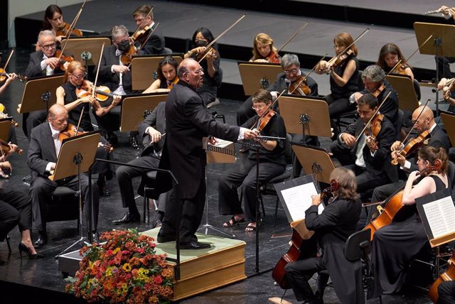 Archivo - El maestro Marc Soustrot, director y titular y artístico de la ROSS, dirige a la orquesta.