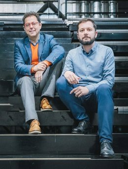 El director general del Instituto de las Industrias Culturales y la Artes, Manuel Cebrián, junto al coordinador del Centro Párraga, Sergio Porlán